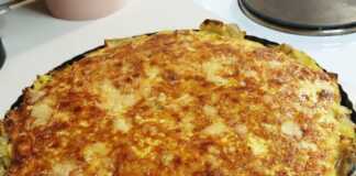 Αλμυρή τάρτα πατάτας με μπέικον και τυριά: Ένα γεύμα απόλαυση! Μια ολόκληρη αλμυρή τάρτα πατάτας με τυριά και μανιτάρια, σερβιρισμένη σε πιατέλα