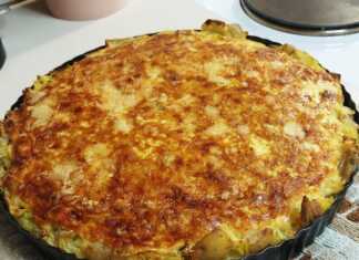 Μια ολόκληρη αλμυρή τάρτα πατάτας με τυριά και μανιτάρια, σερβιρισμένη σε πιατέλα