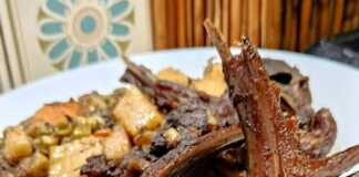 Αρνίσια παϊδάκια με αρακά και άνηθο σερβιρισμένα σε βαθύ πιάτο, με έντονο πράσινο χρώμα