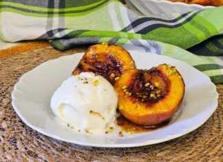 Μια πιατέλα με ζεστά ψητά ροδάκινα με καστανή ζάχαρη και μια μπάλα παγωτό βανίλια