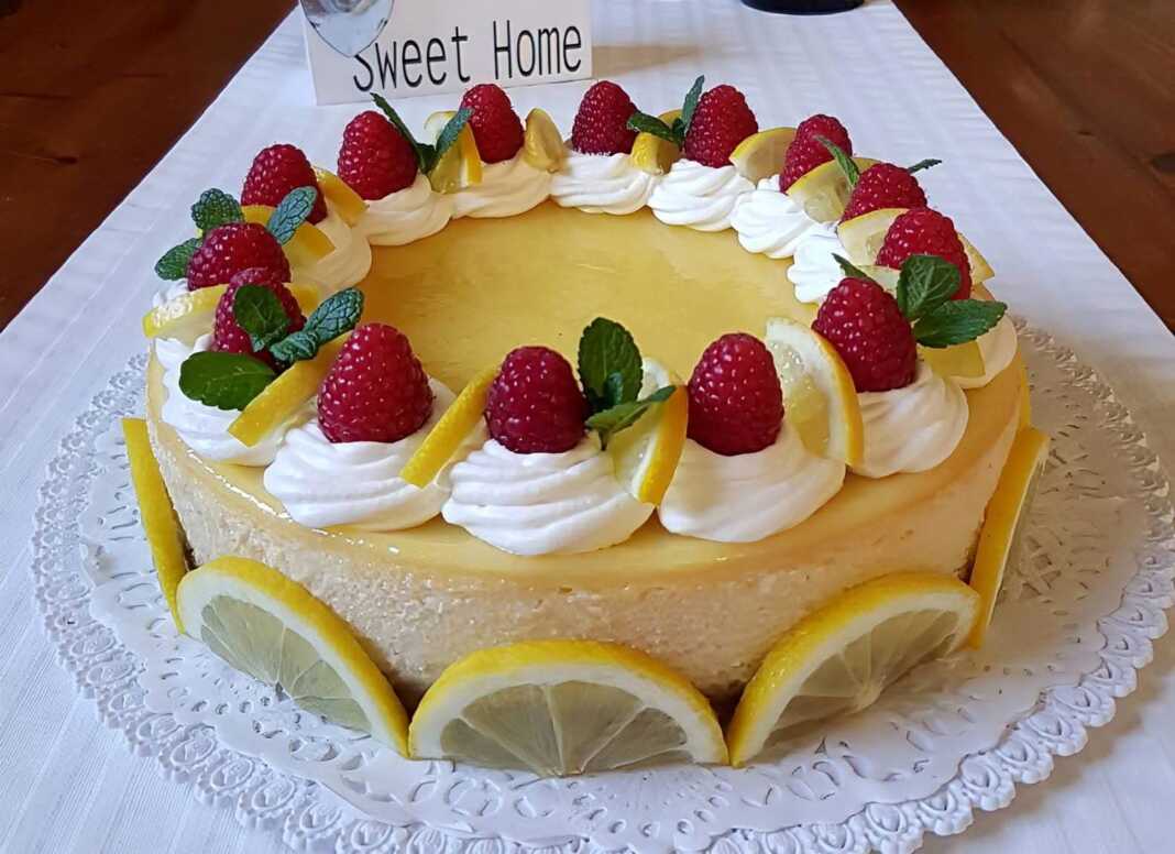 cheese cake limoncelo Ένα ολόκληρο cheesecake με λιμοντσέλο, με το κίτρινο lemon curd από πάνω, σε ένα τραπέζι