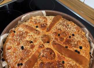 Χριστόψωμο: Το ψωμί των Χριστουγέννων! Ένα ολόκληρο, παραδοσιακό Χριστόψωμο με περίτεχνο στόλισμα, πάνω σε μια ξύλινη επιφάνεια