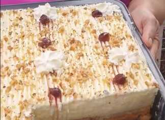 Μια κοντινή φωτογραφία από το ταψί με τις σιροπιασμένες φρυγανιές και την καρυδόψιχα