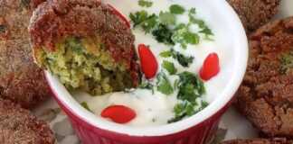 Φαλάφελ ρεβιθοκεφτέδες: Η αυθεντική συνταγή για τραγανά και νόστιμα κεφτεδάκια! Μια πιατέλα με χρυσαφένια, τραγανά φαλάφελ ή ρεβιθοκεφτέδες, έτοιμα για σερβίρισμα