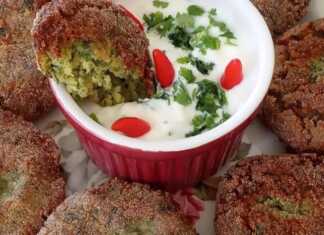 Μια πιατέλα με χρυσαφένια, τραγανά φαλάφελ ή ρεβιθοκεφτέδες, έτοιμα για σερβίρισμα