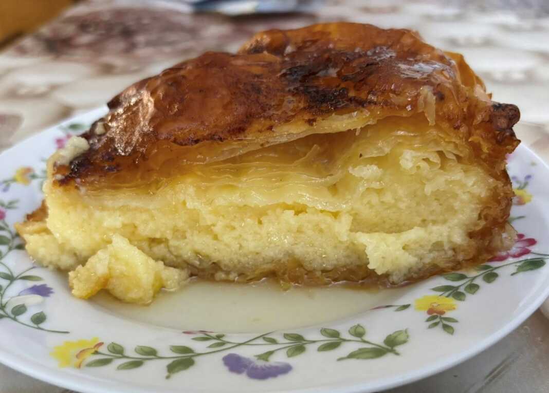 galaktompoureko me stevia Μια κοντινή φωτογραφία από το γαλακτομπούρεκο, όπου φαίνεται η κρεμώδης γέμιση και το τραγανό φύλλο