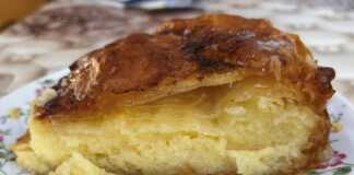 Μια κοντινή φωτογραφία από το γαλακτομπούρεκο, όπου φαίνεται η κρεμώδης γέμιση και το τραγανό φύλλο