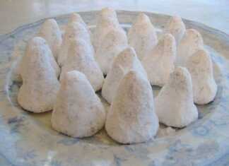 Παραδοσιακά αμυγδαλωτά Γεμάτα Μυτιλήνης σε σχήμα αχλαδιού.