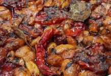 Ένα ταψί με λαχταριστούς γίγαντες στο φούρνο με λαχανικά, έτοιμο για σερβίρισμα