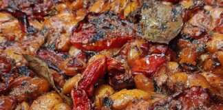 Ένα ταψί με λαχταριστούς γίγαντες στο φούρνο με λαχανικά, έτοιμο για σερβίρισμα