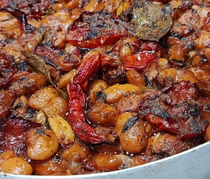 Ένα ταψί με λαχταριστούς γίγαντες στο φούρνο με λαχανικά, έτοιμο για σερβίρισμα