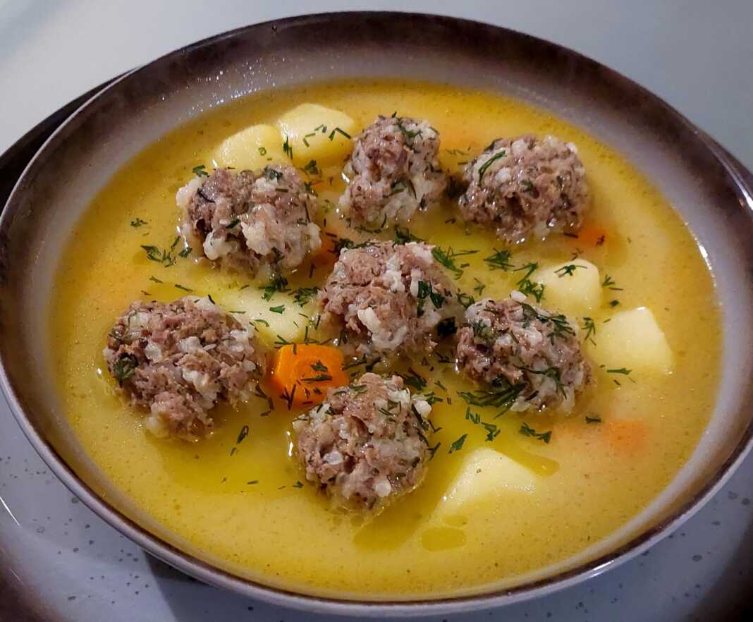 giouvarlakia avlolemono1 Ένα μπολ με γιουβαρλάκια με κιμά, σερβιρισμένα με το αυγολέμονο και λίγο άνηθο