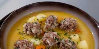 Ένα μπολ με γιουβαρλάκια με κιμά, σερβιρισμένα με το αυγολέμονο και λίγο άνηθο