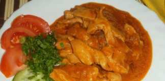 Γκούλας κοτόπουλο: Το πιο ζουμερό και γευστικό πιάτο! Μια πιατέλα με ζεστό γκούλας κοτόπουλο, σερβιρισμένο με πουρέ πατάτας