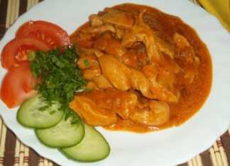 Μια πιατέλα με ζεστό γκούλας κοτόπουλο, σερβιρισμένο με πουρέ πατάτας