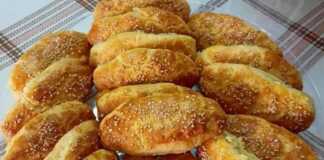 Τυροπιτάκια κουρού, φρεσκοψημένα και χρυσαφένια, έτοιμα για σερβίρισμα