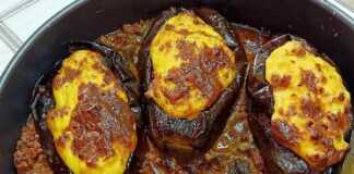 Μια κοντινή φωτογραφία από το ταψί με τις μελιτζάνες γεμισμένες με κιμά και μπεσαμέλ,