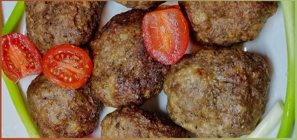 Μπιφτέκια με Πατάτες Κοκκινιστές