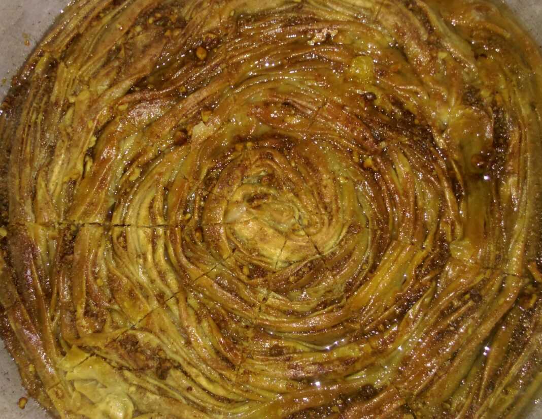 Ένα ταψί γεμάτο με ψημένο κατιμάρι, με χρυσαφένιο χρώμα και πασπαλισμένο με σουσάμι