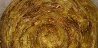 Ένα ταψί γεμάτο με ψημένο κατιμάρι, με χρυσαφένιο χρώμα και πασπαλισμένο με σουσάμι