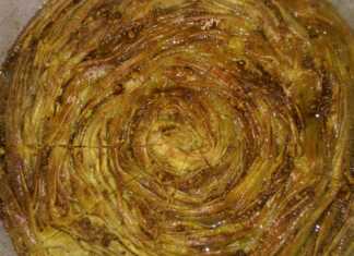 Ένα ταψί γεμάτο με ψημένο κατιμάρι, με χρυσαφένιο χρώμα και πασπαλισμένο με σουσάμι