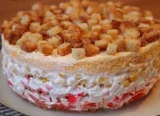 Καβουροσαλάτα: Η πιο εύκολη και γευστική σαλάτα με στρώσεις! Ένα πιάτο με την Καβουροσαλάτα, με τις στρώσεις να φαίνονται καθαρά, έτοιμο για σερβίρισμα