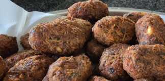 Ένα πιάτο με τραγανούς κεφτέδες με κιμά και πατάτα, φρεσκοτηγανισμένους και χρυσαφένιους