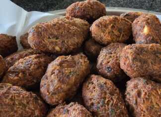 Τραγανοί κεφτέδες με κιμά και πατάτα: Το μυστικό για ζουμερούς κεφτέδες! Ένα πιάτο με τραγανούς κεφτέδες με κιμά και πατάτα, φρεσκοτηγανισμένους και χρυσαφένιους