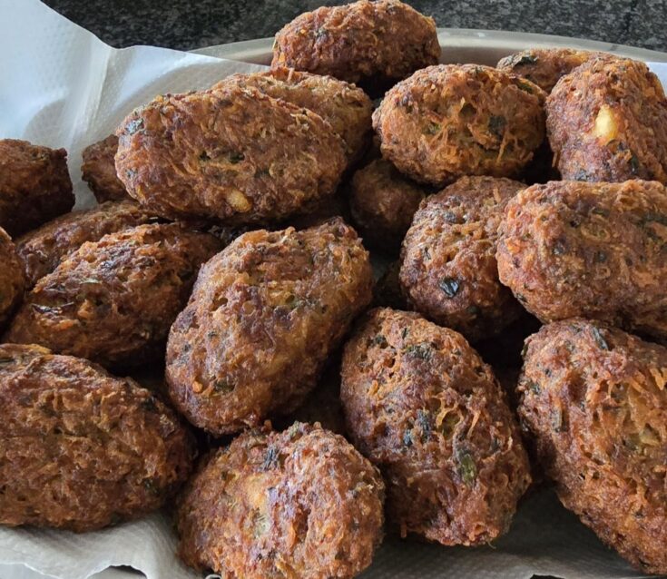 Ένα πιάτο με τραγανούς κεφτέδες με κιμά και πατάτα, φρεσκοτηγανισμένους και χρυσαφένιους