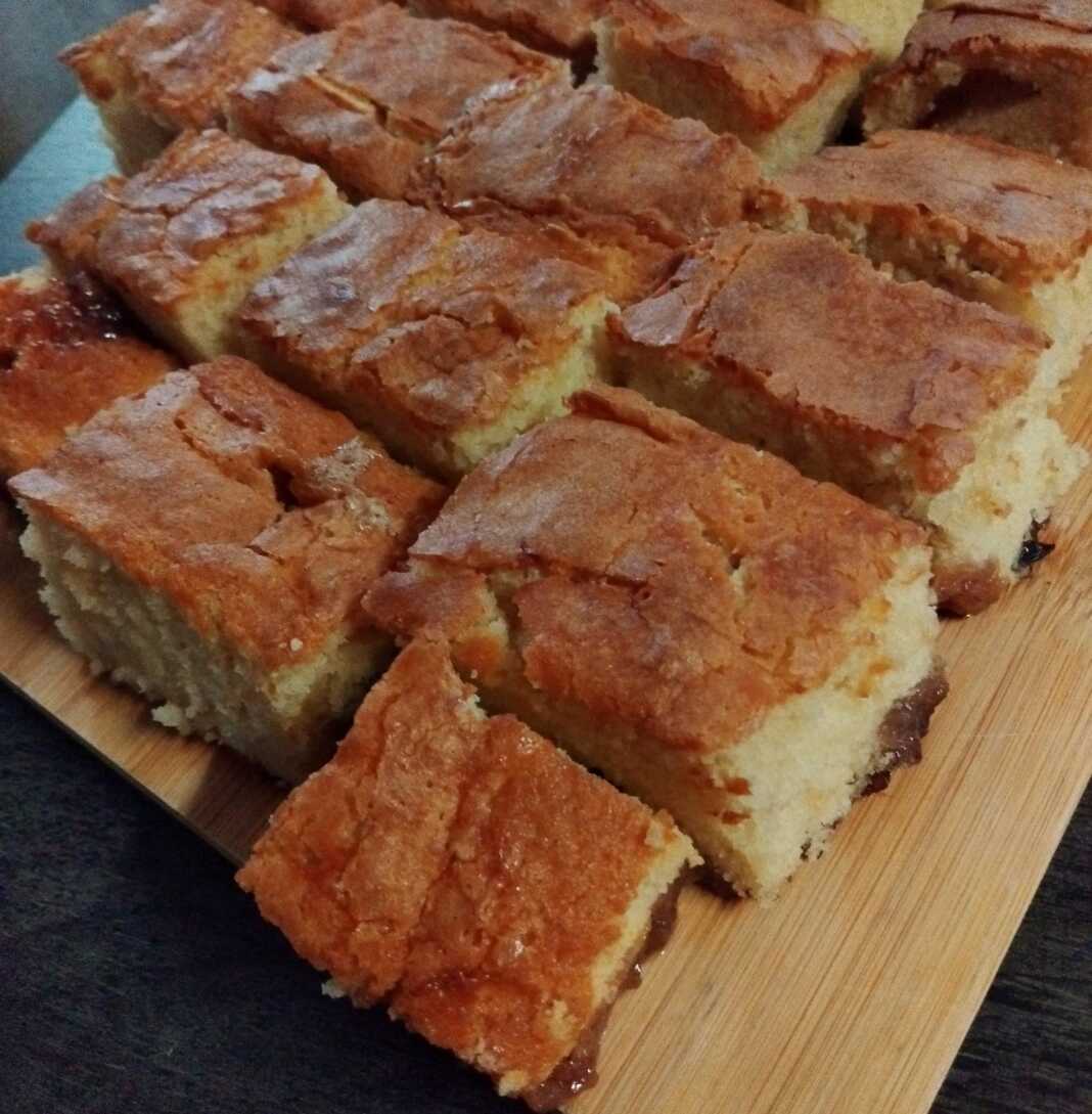 keik aplo Ένα ολόκληρο κέικ σε κομματια με γιαούρτι, ψημένο μέχρι να ροδίσει, πάνω σε μια βάσ