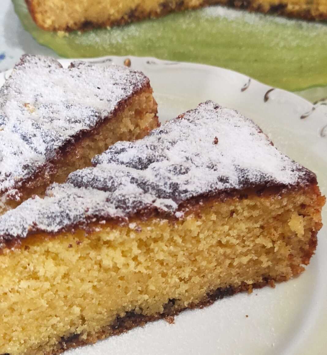 Κοντινή φωτογραφία μιας φέτας κέικ, που φαίνεται η αφράτη υφή του