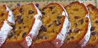 Αφράτο κέικ με σταφίδες: Φτιάξε το παραδοσιακό “Στολίτσνι” Μια κοντινή φωτογραφία από μια φέτα του κέικ, που φαίνεται η αφράτη υφή και οι σταφίδες στο εσωτερικό του