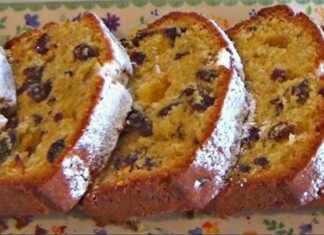 Μια κοντινή φωτογραφία από μια φέτα του κέικ, που φαίνεται η αφράτη υφή και οι σταφίδες στο εσωτερικό του