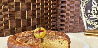 Ένα ολόκληρο κέικ με σύκα, διακοσμημένο με κομμάτια σύκου και αμύγδαλα.