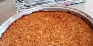 Ένα ταψί με φρεσκοψημένη κολοκυθομπατζινα, χρυσαφένια και λαχταριστή