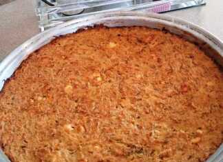 Ένα ταψί με φρεσκοψημένη κολοκυθομπατζινα, χρυσαφένια και λαχταριστή