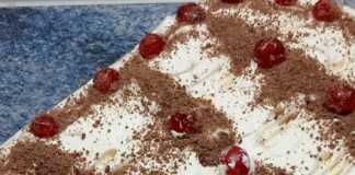 Ένας έτοιμος, δροσερός κορμός ψυγείου με μπισκότα και επικάλυψη κρέμας