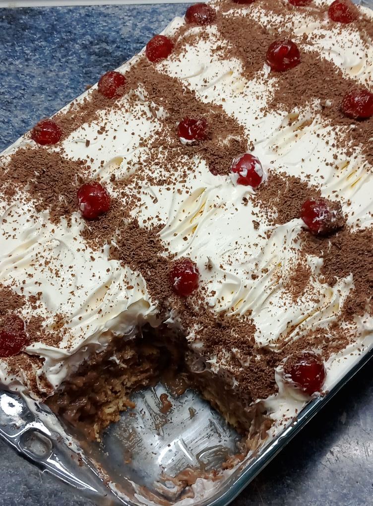 kormos psigiou Ένας έτοιμος, δροσερός κορμός ψυγείου με μπισκότα και επικάλυψη κρέμας