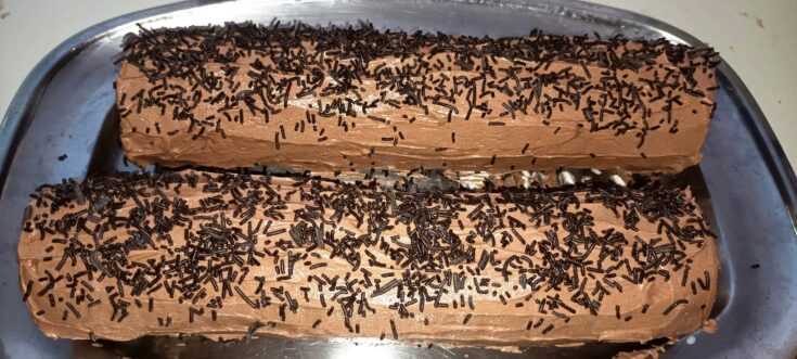 Κορμός Ριγέ με Στρογγυλά Μπισκότα και Βουτυρόκρεμα