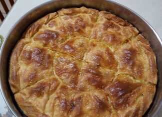 Μια ολόκληρη κοτόπιτα με σπιτικό φύλλο, χρυσαφένια, μόλις βγήκε από τον φούρνο