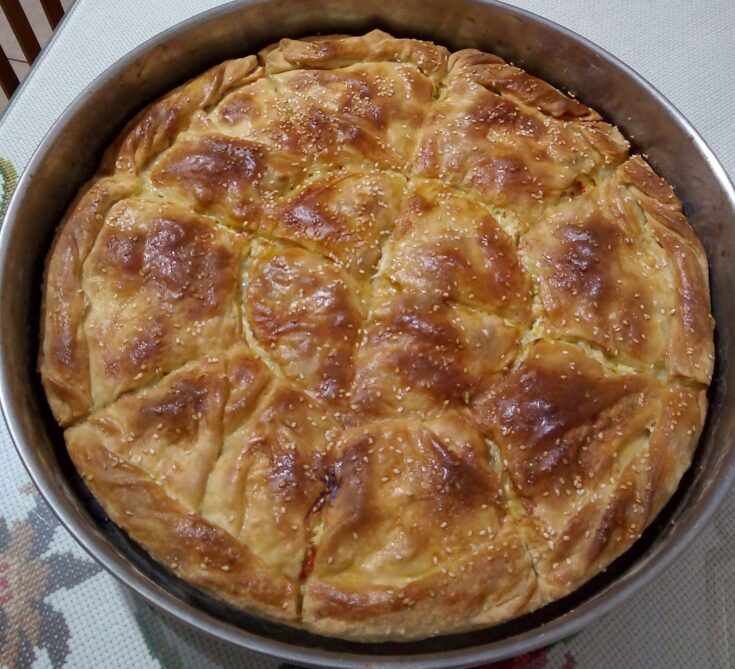 Μια ολόκληρη κοτόπιτα με σπιτικό φύλλο, χρυσαφένια, μόλις βγήκε από τον φούρνο