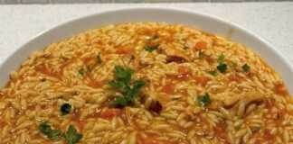 Κοτόπουλο με κριθαράκι στην κατσαρόλα: Ένα κλασικό, πεντανόστιμο φαγητό! Κοτόπουλο με κριθαράκι στην κατσαρόλα, σερβιρισμένο σε ένα πιάτο, με ψιλοκομμένο μαϊντανό