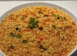 Κοτόπουλο με κριθαράκι στην κατσαρόλα, σερβιρισμένο σε ένα πιάτο, με ψιλοκομμένο μαϊντανό