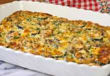 Ένα ταψί με το Κοτόπουλο με Κολοκυθάκια στο Φούρνο, ψημένο και χρυσαφένιο