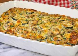 Ένα ταψί με το Κοτόπουλο με Κολοκυθάκια στο Φούρνο, ψημένο και χρυσαφένιο