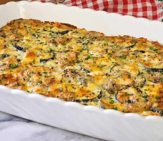 Νόστιμο Kοτόπουλο με μανιτάρια και κολοκυθάκια στο Φούρνο Ένα ταψί με το Κοτόπουλο με Κολοκυθάκια στο Φούρνο, ψημένο και χρυσαφένιο