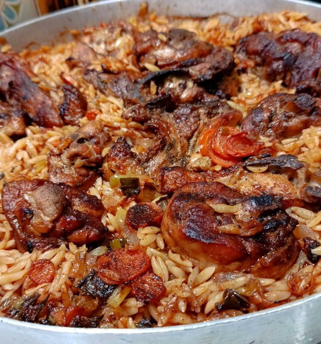 kotopoulo paidakia giouvetsi Ένα ταψί με κοτόπουλο παϊδάκια γιουβέτσι, έτοιμο για σερβίρισμα, με το κριθαράκι να έχει ρουφήξει τη σάλτσα