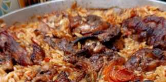 Κοτόπουλο παϊδάκια γιουβέτσι: Η ιδανική συνταγή για αξιοποίηση του κοτόπουλου! Ένα ταψί με κοτόπουλο παϊδάκια γιουβέτσι, έτοιμο για σερβίρισμα, με το κριθαράκι να έχει ρουφήξει τη σάλτσα