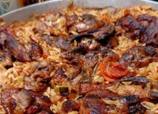 Ένα ταψί με κοτόπουλο παϊδάκια γιουβέτσι, έτοιμο για σερβίρισμα, με το κριθαράκι να έχει ρουφήξει τη σάλτσα