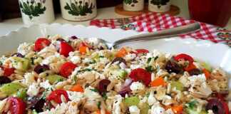 Μια μεγάλη σαλατιέρα γεμάτη με ελληνική Σαλάτα με κριθαράκι και κοτόπουλο, έτοιμη για σερβίρισμα